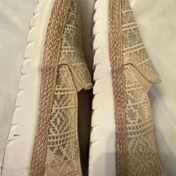 Bob’s Cream Slip-On Women Shoes - Picture 10 of 11
